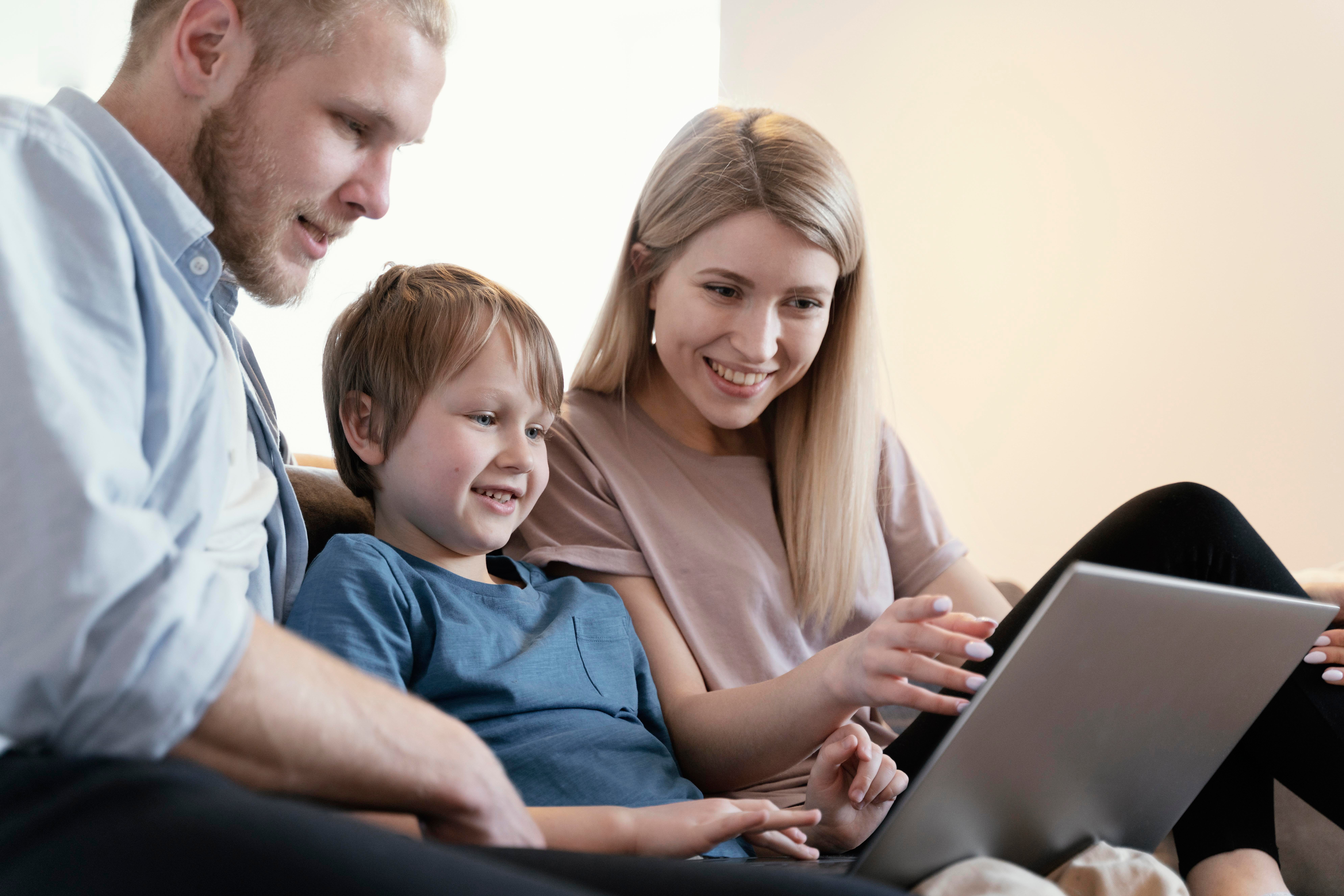 close-up-parents-kid-with-laptop